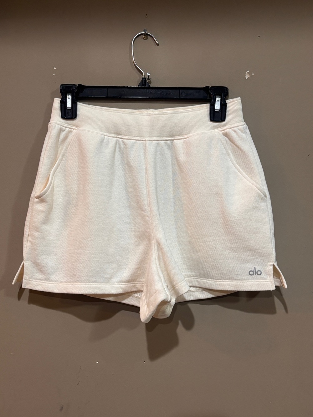 Alo Yoga Low Key Sweat Shorts Ivory Women’s Small NWT Lounge Athletic 3”